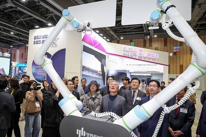 문재인 전 대통령이 20일 울산전시컨벤션센터(UECO)에서 열리고 있는 '2025 대한민국 지방시대 엑스포'를 방문해 전시관을 둘러보고 있다. 이수화 기자