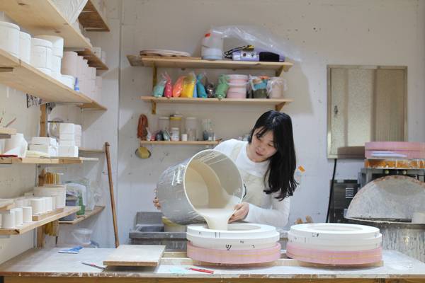 정민지 도예가는 "다양한 종류의 기물들을 실험하고 있다. 사용하기 편하고 예쁜 차 도구들을 만들 것이다. 애정을 갖고 지켜봐 달라"고 말했다.