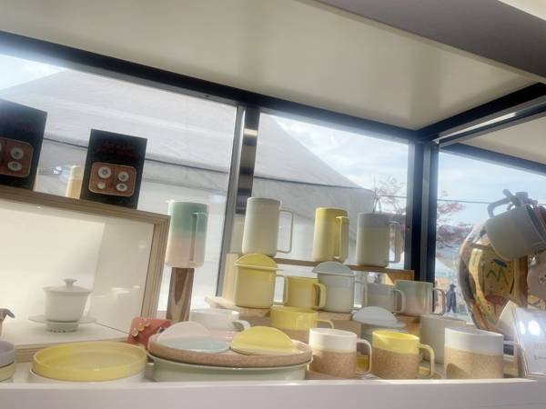 김해분청도자전시판매관에 전시된 정민지 작품.