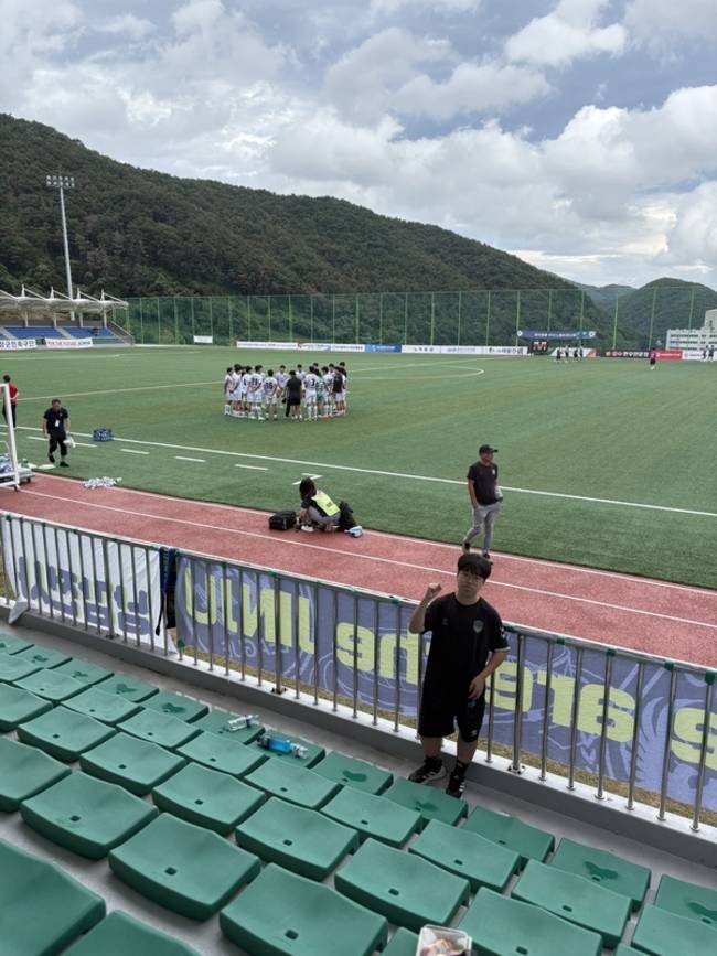 류현준 남강전사 대표가 홀로 응원을 펼치고 있다. /류현준