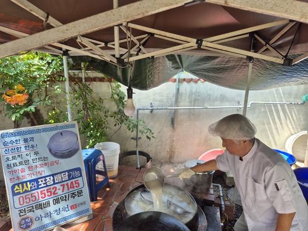 아라정원을 운영하는 문강홍 씨가 곰탕을 끓이고 있다. /아라정원
