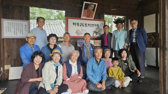 박경리 선생의 소설 '토지'를 자신들의 목소리와 몸짓으로 재해석한 '뮤지컬 토지'가 21일 오후 2시 하동 악양생활문화센터에서 상연된다. 사진은 이번 작품을 짓고 만든 하동26토지연구회 회원들. 사진=하동26토지연구회