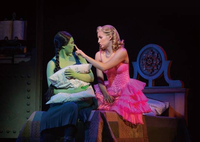 뮤지컬 ‘위키드’ 내한 공연 1막 중 'Popular'(파퓰러)를 부르는 모습. 에스앤코 제공