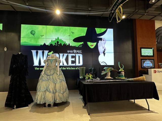 19일 오후 부산 드림씨어터 로비에 마련된 뮤지컬 ‘위키드’ 의상&소품 전시 모습. 왼쪽 검은색이 엘파바 2막 의상이고, 오른쪽이 글린다의 버블 드레스이다. 김은영 기자 key66@