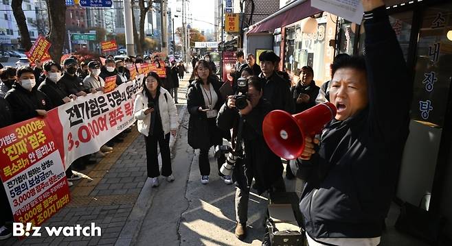 더본코리아 가맹점주와 충남 예산상설시장 상인들이 19일 서울 서초구 전국가맹점협의회 앞에서 '전가협 사실 왜곡 및 여론몰이 중단 촉구' 기자회견을 열고 있다./사진=이명근 기자 qwe123@
