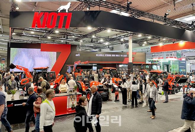 대동은 지난 9일부터 15일까지 독일 하노버에서 열린 유럽 최대 농기계 박람회 ‘아그리테크니카 2025’에 참가해 약 420㎡(약 120평) 규모의 부스를 운영해 유럽 시장 공략을 위한 첫 발을 내딛었다. (사진= 대동)