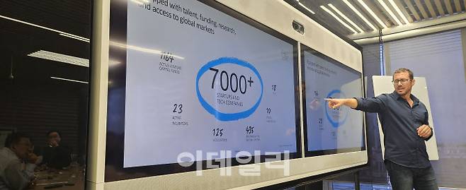 텔아비브 비영리 기관 스타트업 네이션 센트럴의 알론 투르카스파 이사가 이스라엘 스타트업에 대해 설명하고 있다.