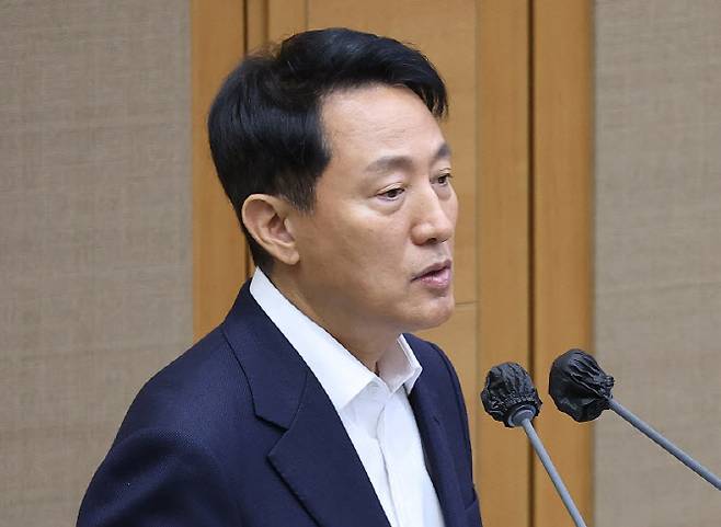 오세훈 서울시장이 20일 서울 중구 서울시의회에서 열린 제333회 정례회 제3차 본회의에서 더불어민주당 이영실 시의원의 한강버스 관련 질문에 답하고 있다.(사진=연합뉴스)