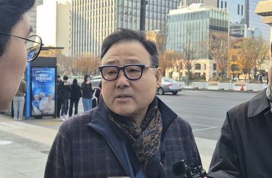 '바쉐론 시계 의혹' 관련 로봇개 판매사 드론돔 서성빈 전 대표가 20일 오전 9시 40분쯤 서울 종로구 KT광화문빌딩웨스트에 마련된 김건희 특검팀 사무실 출석 직전 기자들과 만나 질의에 답하고 있다. 〈사진=JTBC〉