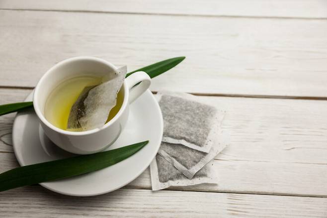 녹차를 너무 과다하게 많이 섭취해도 두통이나 무기력증, 불안증 등의 부작용이 있을 수 있다. 사진=클립아트코리아