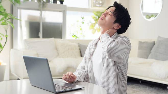 좋은 자세는 "한 번 만들어 고정하는 자세"가 아니라 호흡과 근력, 움직임이 어울려 자연스럽게 만들어지는 "동적인 기술"에 가깝다. 사진=게티이미지뱅크