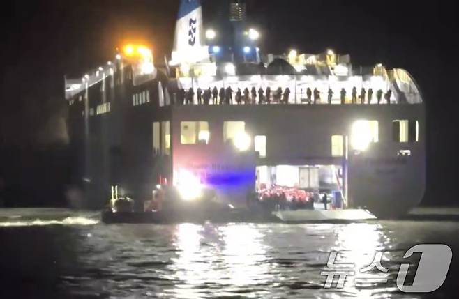19일 오후 8시 16분쯤 전남 신안군 장산면 족도에 260여명이 탑승한 여객선이 좌초돼 해경이 구조 작업을 벌이고 있다. (목포해경 제공. 재판매 및 DB 금지) 2025.11.19/뉴스1