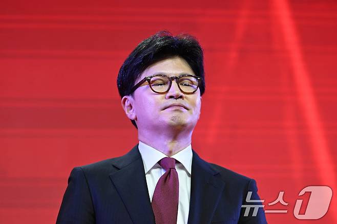 한동훈 전 국민의힘 대표가 지난 5월 3일 경기 고양시 킨텍스에서 열린 제5차 전당대회에서 김문수 후보의 수락 연설을 듣고 있다. (공동취재) 2025.5.3/뉴스1 ⓒ News1 김민지 기자