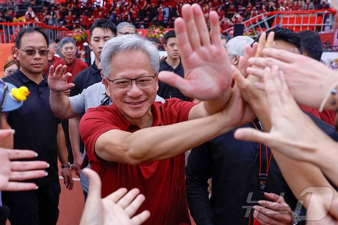 젠슨 황 엔비디아 CEO가 8일 대한 신주에서 열린 TSMC 체육대회에 참석, 직원들과 하이파이브를 하고 있다. ⓒ 로이터=뉴스1 ⓒ News1 박형기 기자