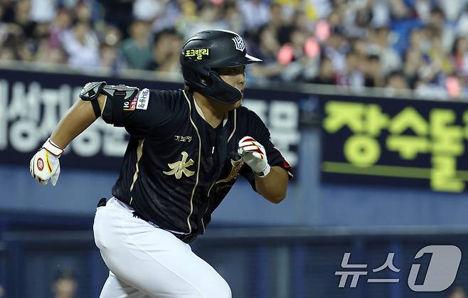 KT 이강철 감독이 11일 오후 서울 송파구 잠실야구장에서 열린 프로야구 '2025 신한 SOL뱅크 KBO 리그' kt 위즈와 LG 트윈스의 경기 7회초 무사 주자 1,2루 상황 대타로 나선 KT 강백호가 1타점 안타를 날린 뒤 달리고 있다. 2025.9.11/뉴스1 ⓒ News1 박정호 기자