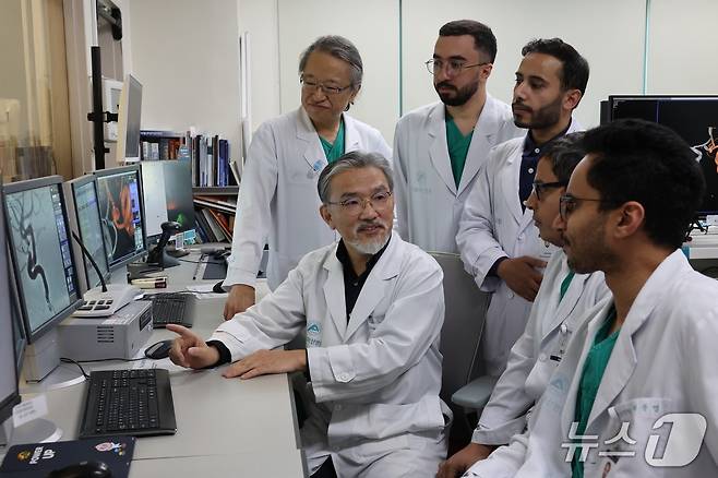 서울아산병원 의료진이 전날 혈관조영실에서 사우디아라비아 의학자들에게 뇌혈관 조영술 영상에서 보이는 뇌동맥류의 치료 방침을 교육하고 있다. (왼쪽부터)영상의학과 이덕희·최충곤 교수, 사우디아라비아 아흐메드 박시·무한나드 알라나지·알리 캄리·압둘라 알힌디 전문의.(서울아산병원 제공) 2025.11.20/뉴스1