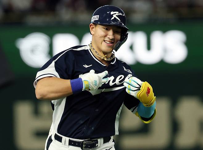 15일 일본 도쿄돔에서 열린 2025 K베이스볼 시리즈 대한민국과 일본의 평가전. 4회말 무사 1루 안현민이 선제 투런홈런을 쏘아올린 뒤 그라운드를 돌고 있다. 사진 | 도쿄=연합뉴스