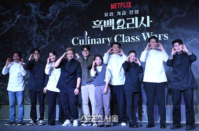 에드워드 리, 트리플 스타, 정지선, 요리하는 돌아이, 김학민 PD, 김은지 PD, 장호준, 이모카세 1호, 최현석, 나폴리 맛피아(왼쪽부터)가 7일 호텔 나루 서울 엠갤러리에서 열린 넷플릭스 ‘흑백요리사:요리 계급 전쟁’ TOP8 기자와의 ‘맛’남에서 포즈를 취하고 있다. 2024. 10. 9. 최승섭기자 thunder@sportsseoul.com