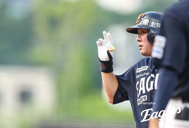 한화 시절 안치홍이 적시타를 친 뒤 세리머니를 펼치고 있다. 사진 | 한화 이글스