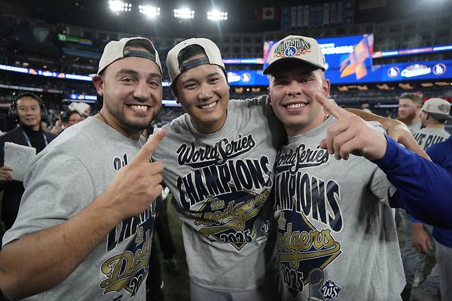 LA 다저스 오타니가 1일(현지시간) 토론토에서 열린 2025 ML WS 7차전에서 토론토를 꺾은 뒤 동료들과 함께 기뻐하고 있다. 사진 | Imagn Images 연합뉴스