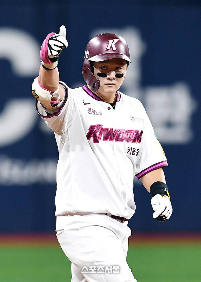 키움 최주환이 18일 서울 고척스카이돔에서 열린 2025 KBO리그 SSG와 경기 3회말 1사 1루 상황에서 SSG 선발 김건우를 상대로 역전 1타점 2루타를 친 뒤 세리머니를 하고 있다. 고척 | 박진업 기자 upandup@sportsseoul.com