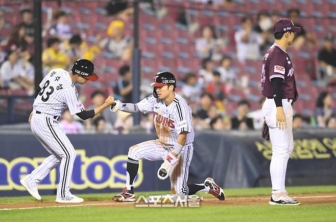 LG 박해민(가운데)이 8일 잠실구장에서 열린 2025 KBO리그 키움과 경기 7회말 무사 1루 상황에서 1루에서 2루 도루를 한 뒤 송구가 뒤로 빠진 틈을 타 3루까지 진루하고 정수성 코치와 하이파이브를 하고 있다. 잠실 | 박진업 기자 upandup@sportsseoul.com