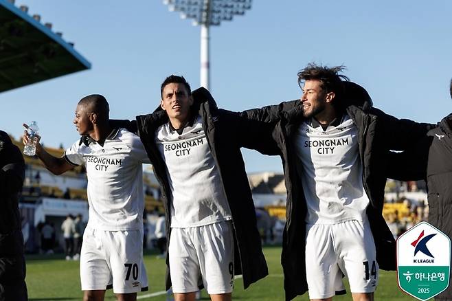 성남 선수들이 전남전에서 단체 세리머니를 펼치고 있다. 사진 | 한국프로축구연맹