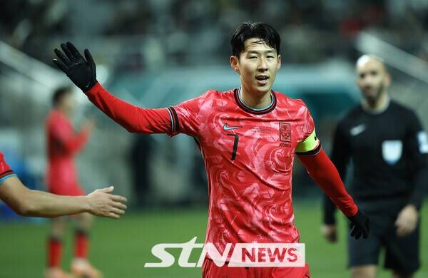 18일 오후 서울 마포구 서울월드컵경기장에서 열린 축구 국가대표팀 평가전 대한민국과 가나의 경기, 손흥민이 이태석을 격려하고 있다. /사진=뉴시스