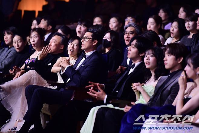 남우주연상 호명에 감격스러워하는 현빈과 손예빈 부부.