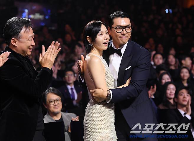 여우주연상을 수상한 손예진이 남편 현빈과 포옹하고 있다.
