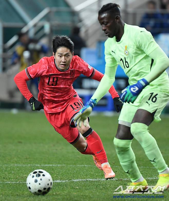 18일 서울월드컵경기장에서 열린 한국과 가나의 축구대표팀 평가전.   이강인이 가나 골키퍼를 향해 달려들고 있다. 상암=정재근 기자 cjg@sportschosun.com/2025.11.18/