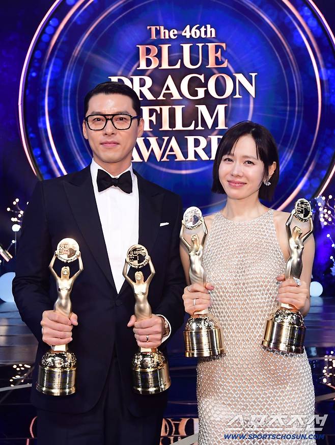 현빈, 손예진 부부가 제46회 청룡영화상을 수상한 뒤 트로피를 들고 포즈를 취하고 있다.