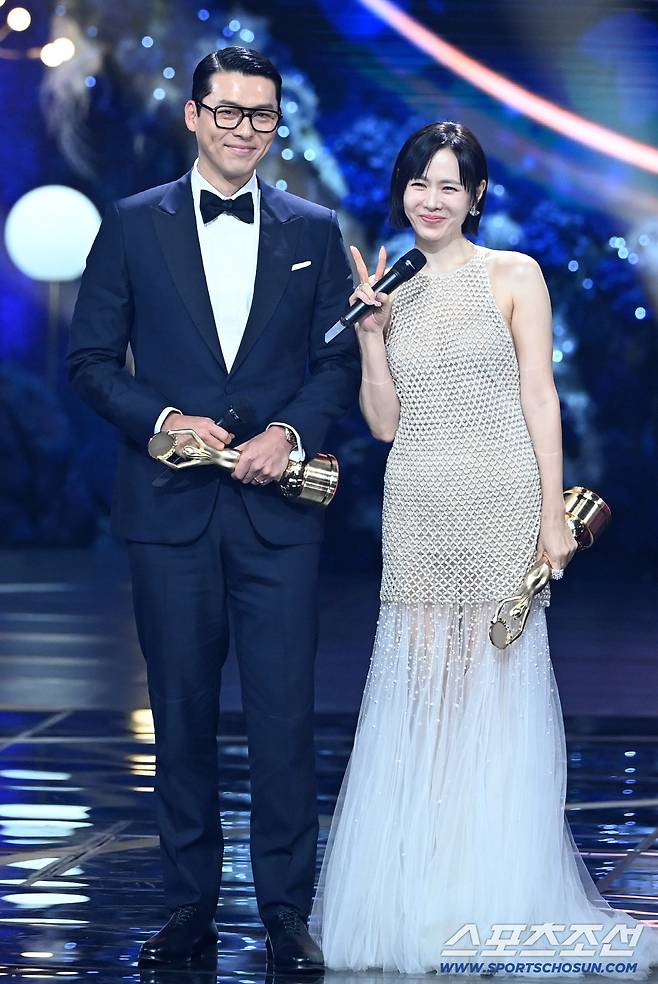 제46회 청룡영화상 시상식이 19일 여의도 KBS홀에서 열렸다. 청정원 인기 스타상을 수상한 현빈, 손예진이 기뻐하고 있다. 있다. 허상욱 기자  wook@sportschosun.com/2025.11.19/