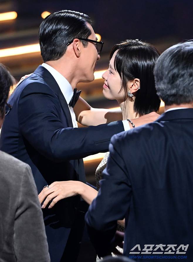 제46회 청룡영화상 시상식이 19일 여의도 KBS홀에서 열렸다. 남우주연상을 수상한 현빈이 아내 손예진의 축하를 받고 있다. 허상욱 기자  wook@sportschosun.com/2025.11.19/