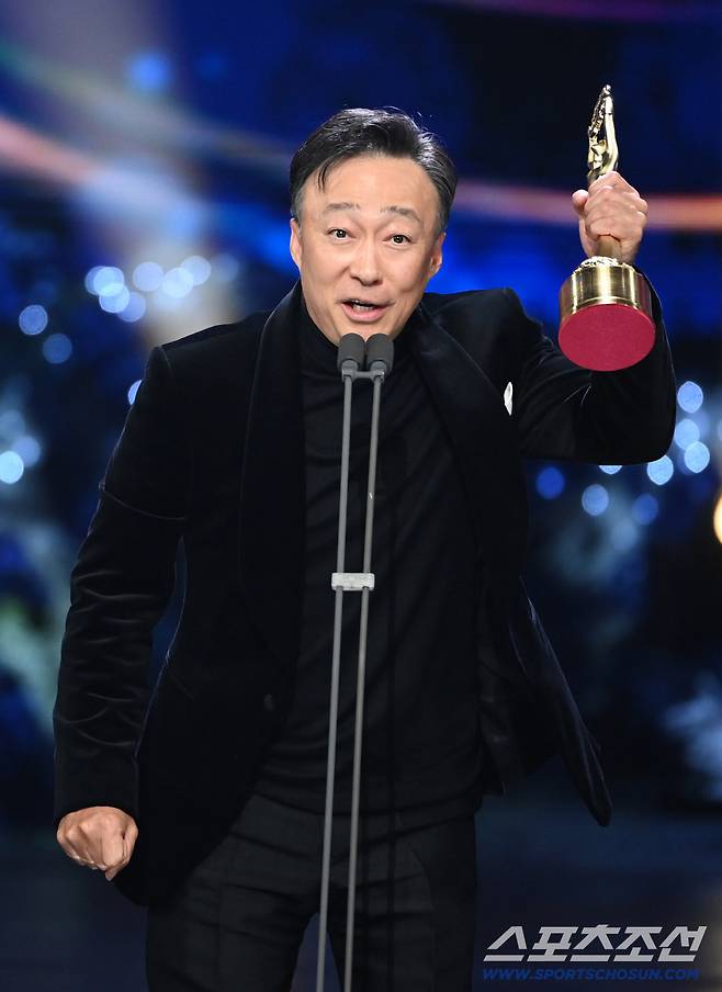 제46회 청룡영화상 시상식이 19일 여의도 KBS홀에서 열렸다. 남우조연상을 수상한 이성민이 기뻐하고 있다. 있다. 허상욱 기자  wook@sportschosun.com/2025.11.19/