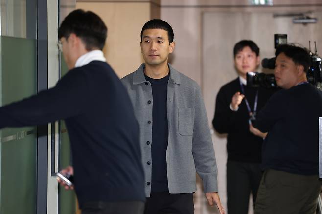 한국프로축구연맹 상벌위원회 입장하는 김우성 심판

    (서울=연합뉴스) 김성민 기자 = 19일 서울 종로구 축구회관에서 열린 프로축구 K리그1 전북 현대 타노스 코치의 '손동작 논란' 한국프로축구연맹 2025년 제14차 상벌위원회에 앞서김우성 심판이 입장하고 있다.

    타노스 코치는 지난 8일 대전하나시티즌과의 경기에서 눈을 가리키는 행동으로 인종차별 논란에 휩싸였다. 2025.11.19