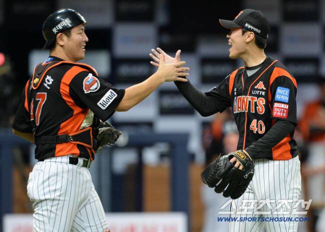 2017년 롯데 가을야구를 이끌던 필승조 시절, 강민호와 하이파이브를 나누는 박진형. 스포츠조선DB