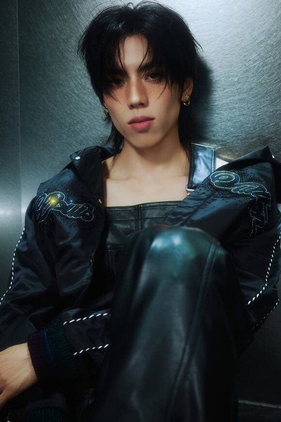 앨범명 'AWAKE'는 '깨다/깨우다'를 의미한다. 반복되는 일상 속에서 무뎌진 감정을 흔들어 깨우자는 장동우의 의지가 깃든 앨범이다. /장동우