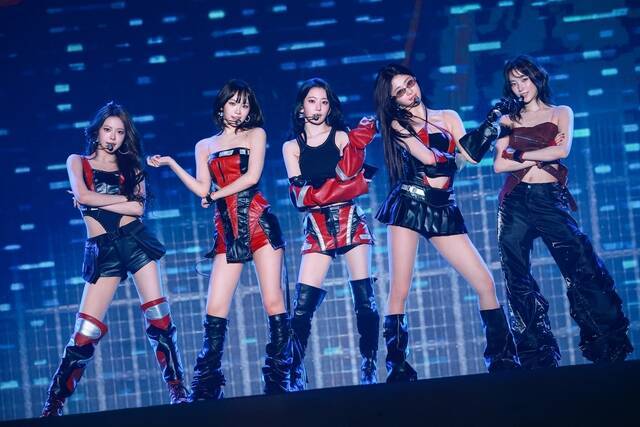그룹 르세라핌이 18일과 19일 일본 도쿄돔에서 '2025 LE SSERAFIM TOUR EASY CRAZY HOT ENCORE IN TOKYO DOME'을 개최했다./쏘스뮤직
