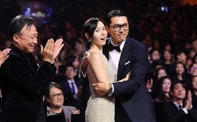 손예진은 여우주연상, 남편 현빈은 남우주연상. 둘은 부부 남녀주연상에 이어 청정원 인기스타상까지 총 4개의 트로피를 집으로 가져가며 시상식의 주인공이 됐다. /스포츠조선