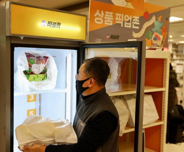 SSG닷컴이 이마트와 콜라보해 선보인 '바로퀵' 배송 서비스에서 신선식품이 전체에서 59%의 비중을 차지하고 있다. 이에 이마트 바로퀵 운영 점포 수도 전국 48곳으로 늘었다. /SSG닷컴