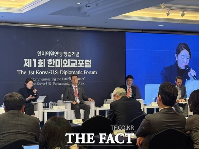 20일 서울 소공동 롯데호텔에서 열린 '제1회 한미외교포럼' 제1세션에선 강선우 더불어민주당 의원(왼쪽부터), 김건 국민의힘 의원, 김재천 서강대 국제대학원 교수, 존 델러리 아시아소사이어티 선임연구원이 참석했다. /중구=정소영 기자