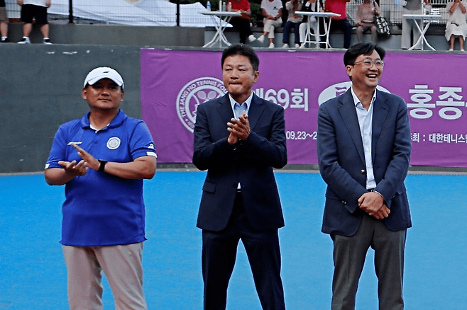 장호 홍종문배 주니어대회 토너먼트 디렉터를 맡은 윤용일 감독. 테니스 코리아