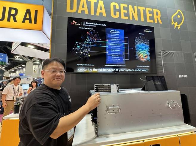 김장우 망고부스트 대표가 20일(현지시간) 미국 미주리주 세인트루이스에서 열리고 있는 SC25 전시관에서 신제품을 소개하고 있다. 사진=백종민 테크 스페셜리스트