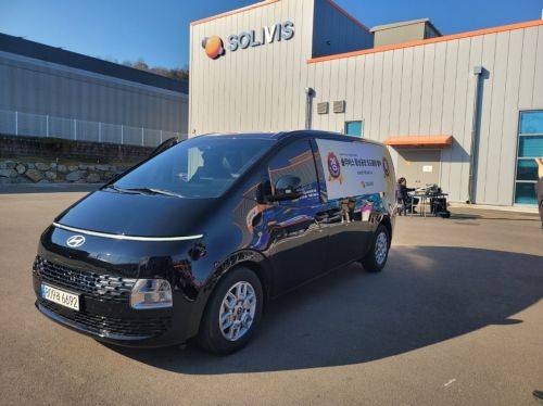 19일 열린 솔리비스 횡성공장 준공식 및 초도물량 출하식에서 솔리비스가 생산한 황화물계 고체 전해질이 출하되고 있다. 강희종기자