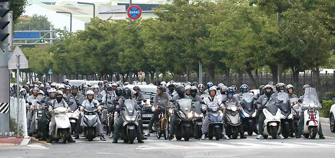 경남 거제시 장평동에 있는 삼성중공업 거제조선소 앞. 퇴근 시간이 되자 오토바이나 자전거를 탄 근로자들이 쏟아져 나왔다. 이날 퇴근 길에 만난 근로자 10명 중 8명이 외국인 단기 근로자였다. LNG(액화천연가스) 운반선 등 주문이 밀려들면서 조선소는 다시 활기를 찾았다. 그러나 거제시내는 여전히 침체를 벗어나지 못하고 있었다. 장기 불황으로 K조선의 산업 생태계가 붕괴되면서 과거 작동했던 ‘낙수효과(대기업에서 하도급업체, 지역으로 돈이 흐르는 현상)’는 사라지고, 외국인 근로자들은 월급 대부분을 본국으로 송금하고 있기 때문이다. / 김동환 기자