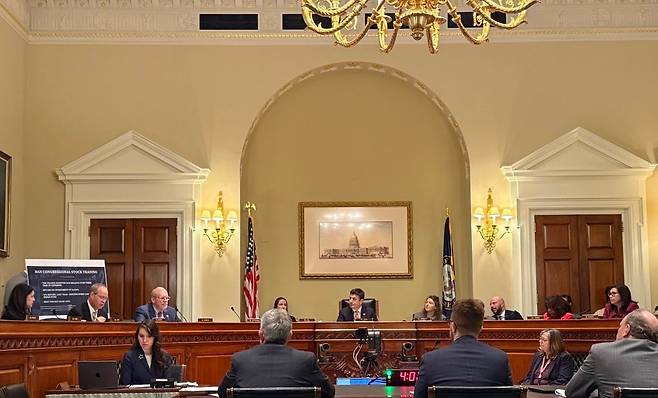 19일 미 워싱턴 DC 하원 의회 롱워스 청문회장에서 '의원 주식 거래 금지' 법안 관련 청문회가 열리고 있다. /박국희 특파원