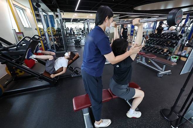 서울의 한 스포츠센터에서 시민들이 운동을 하고 있다.(사진은 기사 내용과 무관) /뉴스1