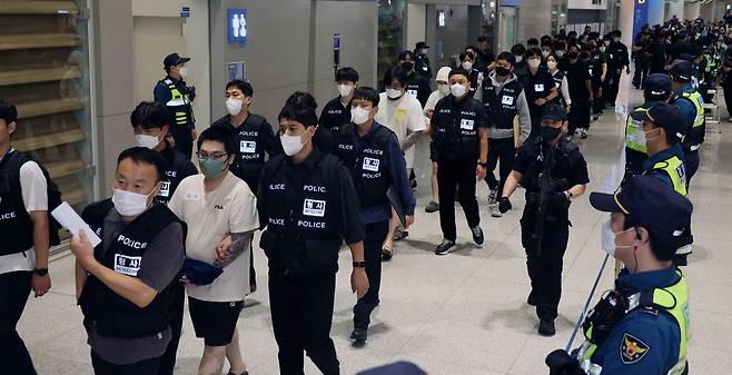 캄보디아에서 온라인 사기 범죄에 가담했다가 체포된 한국인 64명이 지난 18일 오전 인천국제공항을 통해 국내로 호송되고 있다. /장경식 기자