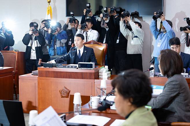 국회 법제사법위원회 소속 더불어민주당 의원들은 지난 19일 대장동 사건 항소 포기 결정에 반발한 검사장 18명을 전원 고발 조치한다고 밝혔다. 김용민 법사위 법안심사제1소위원장이 지난 19일 서울 여의도 국회에서 열린 제429회 국회(정기회) 법제사법위원회 제5차 법안심사제1소위원회에서 의사봉을 두드리고 있다. /뉴스1